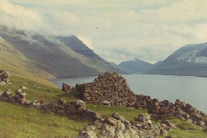 [Toftirnar av Kongsstovuni og Innistovu]